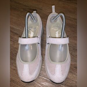 Abeo woman’s sneakers leather upper excellent pre owned condition size 8.5.